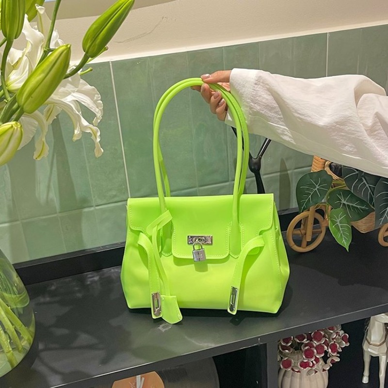 高級ミニマリストレザーおむつバッグ：デザイナーロゴ入りで大容 - Backpack Diaper Bag のレビューと価格