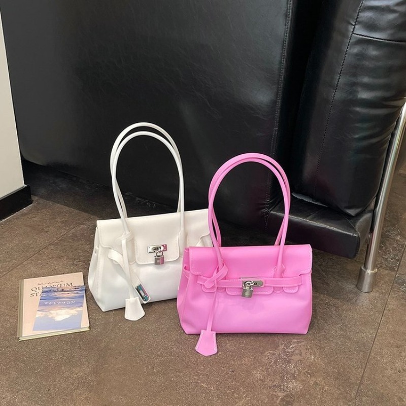 高級ミニマリストレザーおむつバッグ：デザイナーロゴ入りで大容 - Backpack Diaper Bag のレビューと価格