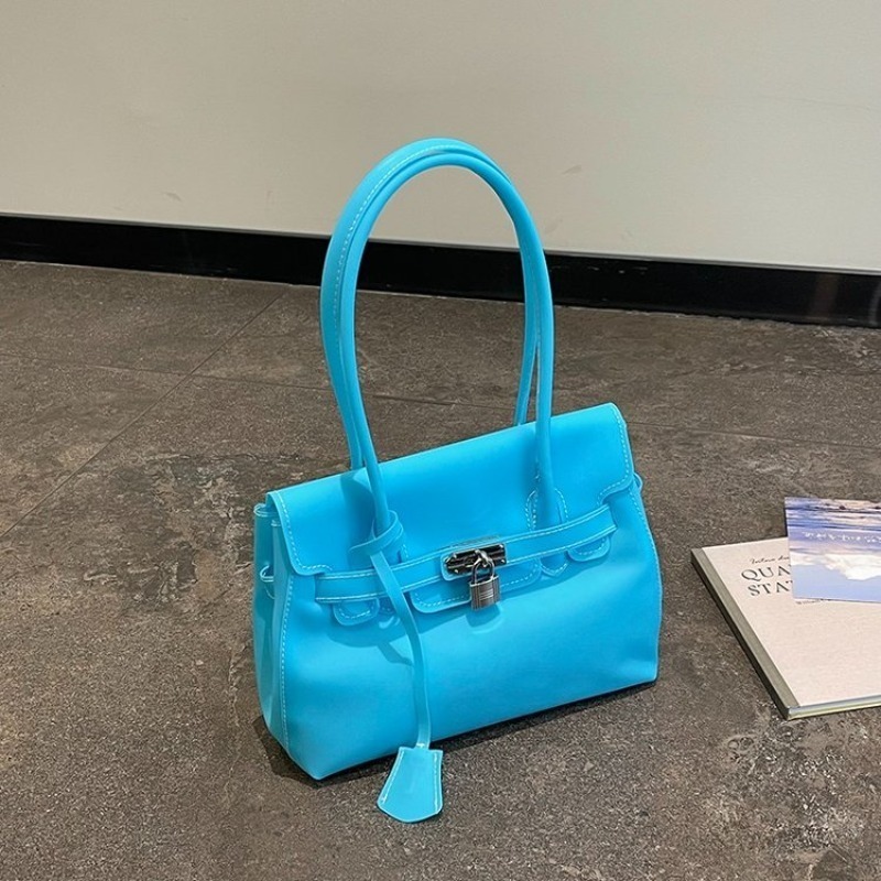 高級ミニマリストレザーおむつバッグ：デザイナーロゴ入りで大容 - Backpack Diaper Bag のレビューと価格